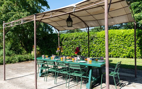 La Forra: Mesa, Planta, Mueble, Sombra, Mueble Para Exteriores, Árbol, Mesa Al Aire Libre, Silla, Hierba, Ocio