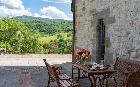 Podere Schignano: Flor, Planta, Mesa, Mueble, Propiedad, Nube, Silla, Edificio, Maceta, Cielo