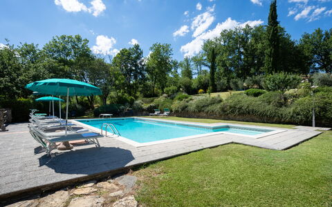 Podere Schignano: Cielo, Agua, Planta, Nube, Piscina, Árbol, Sombra, Mueble Para Exteriores, Ocio, Paisaje