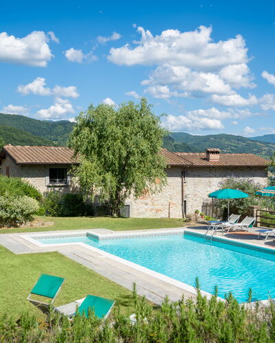 Podere Schignano: Planta, Nube, Agua, Cielo, Mueble, Edificio, Piscina, Verde, Árbol, Arquitectura