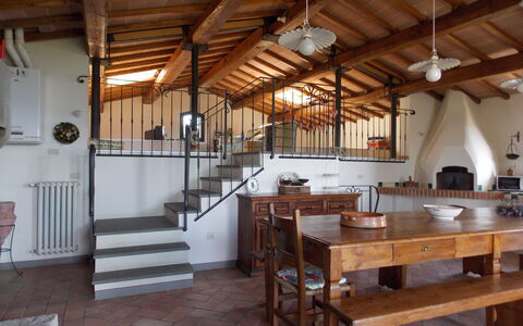 Il Circolo: Edificio, Habitación, Haz, Desván, Diseño De Interiores, Mueble, Madera, Casa, Suelo, Madera Dura