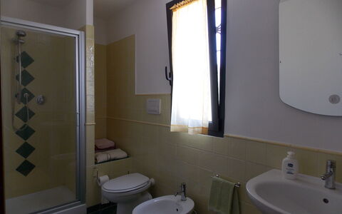 Il Circolo: Baño, Habitación, Propiedad, Lavabo Del Baño, Baño, Arreglo De Tubería, Pared, Lavabo, Diseño De Interiores, Arquitectura