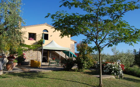 Il Circolo: Propiedad, Casa, Casa, Árbol, Bienes Raíces, Edificio, Barrio, Cabaña, Arquitectura, Barrio Residencial