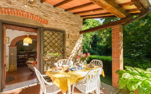 La Ripresa: Propiedad, Edificio, Habitación, Bienes Raíces, Casa, Mueble, Patio, Mesa, Porche, Cabaña