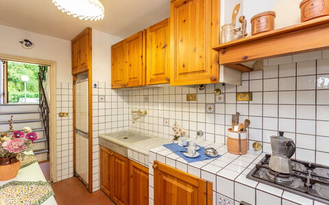 La Ripresa: Propiedad, Habitación, Cocina, Mostrador, Edificio, Gabinetes, Casa, Bienes Raíces, Mueble, Amarillo