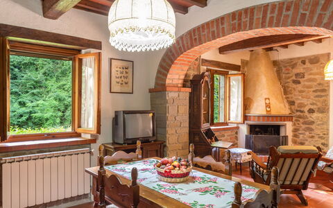 La Ripresa: Techo, Habitación, Propiedad, Edificio, Diseño De Interiores, Mueble, Casa, Casa, Comedor, Mesa