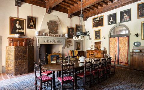 Villa Paola: Mueble, Diseño De Interiores, Mesa, Encendiendo, Marco, Piso, Silla, Comedor, Techo, Habitación