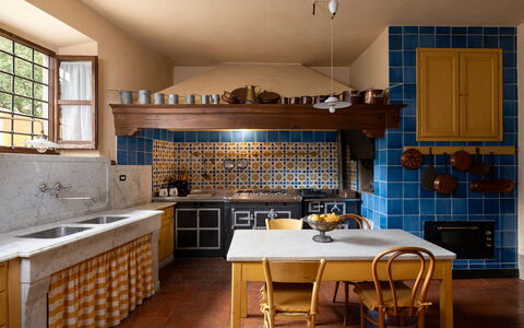 Villa Paola: Cocina, Diseño De Interiores, Piso, Madera, Mueble, Mostrador, Suelo, Encendiendo, Aparato De Cocina, Techo