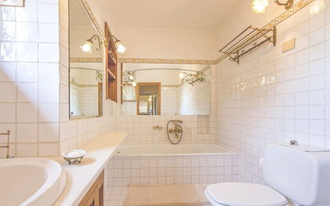 La Casetta: Baño, Propiedad, Habitación, Diseño De Interiores, Loseta, Edificio, Casa, Arquitectura, Bienes Raíces, Techo