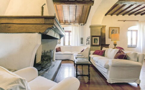 La Casetta: Sala, Habitación, Diseño De Interiores, Propiedad, Mueble, Techo, Edificio, Suelo, Casa, Pared