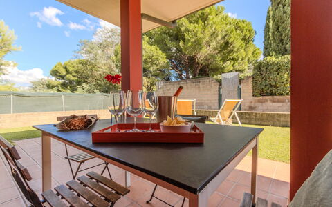 Scarlino Summer Village: Mueble, Silla, Mueble Para Exteriores, Sombra, Manchas De Madera, Jardín, Mesa Al Aire Libre, Cocina Y Comedor Mesa, Patio Interior, Paisajismo