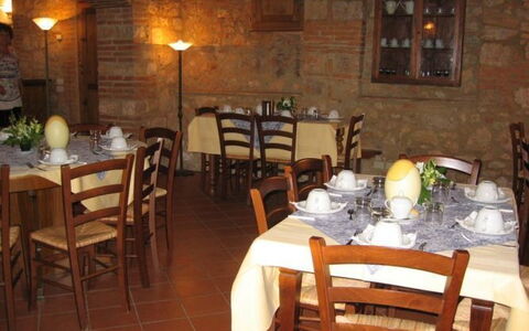 Borgo Santinovo: Restaurante, Propiedad, Edificio, Habitación, Mesa, Mueble, Bienes Raíces, Comedor