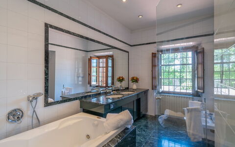 Villa Santa Maria: Propiedad, Habitación, Edificio, Baño, Diseño De Interiores, Bienes Raíces, Bañera, Casa, Inmuebles, Techo