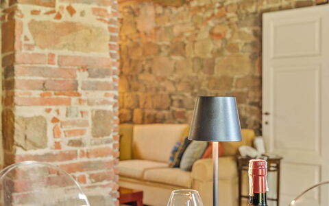 Il Vignale: Mueble, Diseño De Interiores, Pared, Mesa, Silla, Madera, Techo, Cocina Y Comedor Mesa, Encendiendo, Comedor