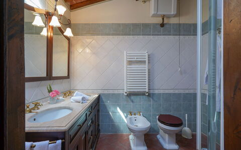Villa San Lorenzo: Baño, Habitación, Propiedad, Lavabo, Suelo, Edificio, Diseño De Interiores, Loseta, Casa, Mueble De Baño