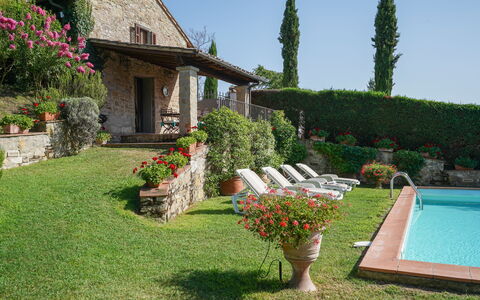 Villa San Lorenzo: Propiedad, Yarda, Casa, Hierba, Jardín, Patio Interior, Césped, Edificio, Bienes Raíces, Arbusto