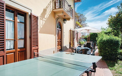 Villa i Cedri: Edificio, Planta, Ventana, Nube, Cielo, Azur, Sombra, Tabla Raqueta De Tenis, Mesa, Madera