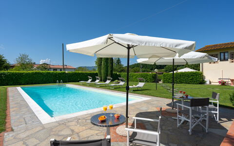 Villa Del Borgo: Piscina, Mueble Para Exteriores, Paraguas, Mueble, Recurso, Sunlounger, Silla, Sombra, Eco Hotel, Mesa Al Aire Libre