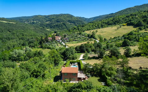Villa Il Nido: Planta, Cielo, Montaña, Planta De La Comunidad, Entorno Natural, Paisaje Natural, Árbol, El Terreno Del Lote, Tierras Altas, Casa