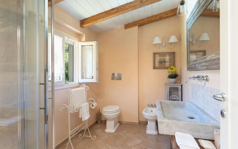 Villa Il Nido: Arreglo De Tubería, Propiedad, Grifo, Baño, Bañera, Edificio, Púrpura, Lavabo, Espejo