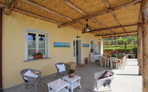 Villa Miramare: Propiedad, Edificio, Habitación, Bienes Raíces, Casa, Techo, Desván, Diseño De Interiores, Mueble, Porche