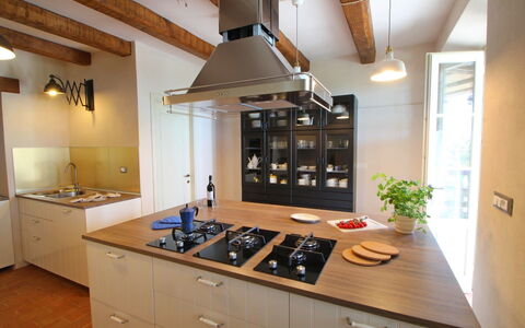 Villa Miramare: Mostrador, Habitación, Propiedad, Cocina, Gabinetes, Mueble, Edificio, Techo, Diseño De Interiores, Estufa De Cocina