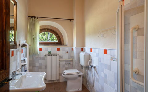 Villa La Collina: Arreglo De Tubería, Propiedad, Lavabo, Grifo, Espejo, Lavabo Del Baño, Baño, Púrpura, Diseño De Interiores
