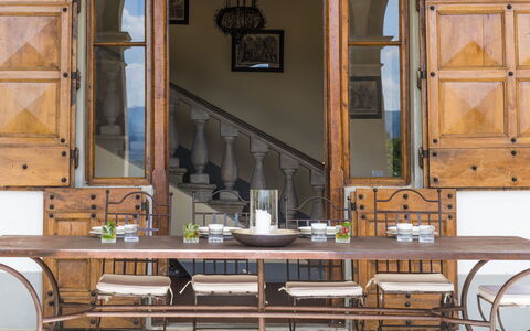 Villa Le Volte: Mueble, Habitación, Mesa, Gabinetes, Diseño De Interiores, Comedor, Cocina, Alacena, Edificio, Manchas De Madera