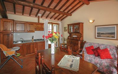 Bilocale: Habitación, Propiedad, Edificio, Mueble, Sala, Diseño De Interiores, Casa, Techo, Haz, Suelo