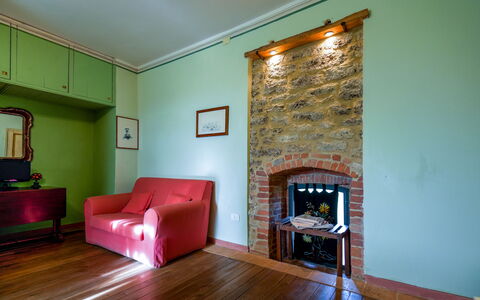 Agriturismo Il Molinello: Propiedad, Mueble, Sofá, Madera, Diseño De Interiores, Encendiendo, Sala, Piso, Comodidad, Marco