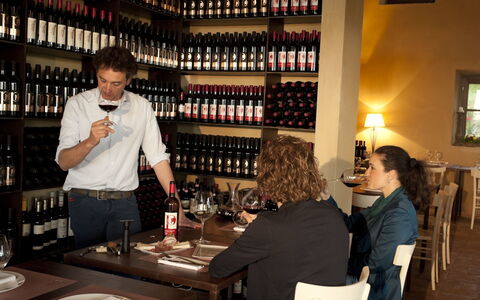 Villa Leopoldina: Mesa, Vajilla, Botella, Estante, Vino, Barware, Drinkware, Silla