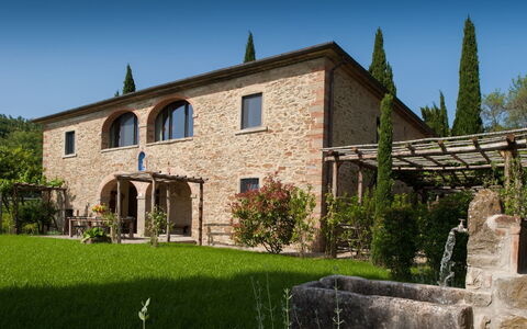 Villa Leopoldina: Cielo, Planta, Propiedad, Ventana, Edificio, Puerta, Árbol, Casa, El Terreno Del Lote, Cabaña