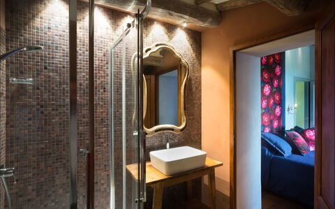 Villa Mandorlo: Habitación, Propiedad, Baño, Diseño De Interiores, Edificio, Arreglo De Tubería, Arquitectura, Casa, Loseta, Techo