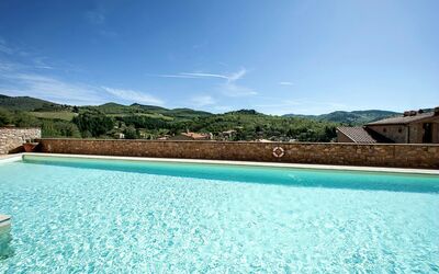 Gaiole Suites: Agua, Cielo, Planta, Los Recursos Hídricos, Nube, Azul, Rectángulo, Paisaje Natural, Piscina