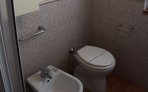 Rocche Di Valiano: Baño, Baño, Asiento Del Baño, Propiedad, Lavabo Del Baño, Arreglo De Tubería, Loseta, Pared, Púrpura, Suelo