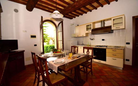 Rocche Di Valiano: Diseño De Interiores, Mueble, Piso, Comedor, Habitación, Mesa, Cocina Y Comedor Mesa, Techo, Puerta, Silla