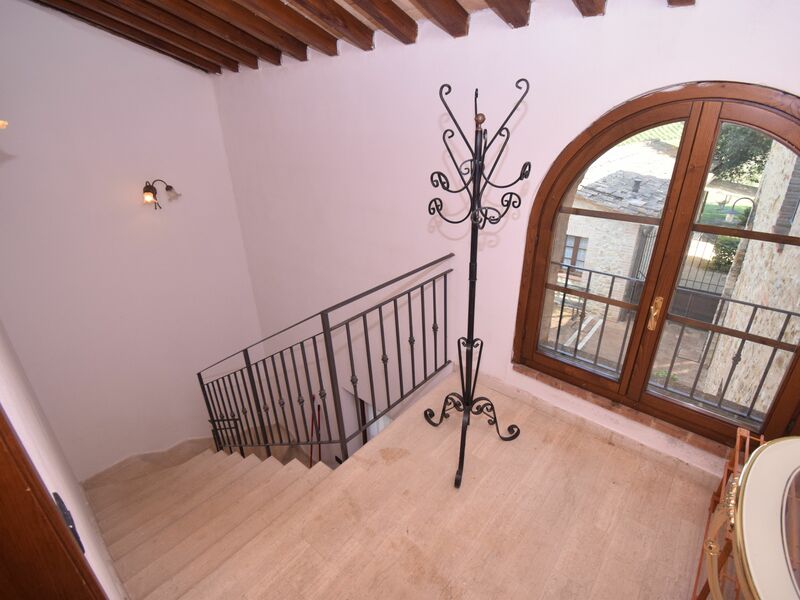 rocche-di-valiano-chianti-castelnuovo-berardenga-verbena-stairs