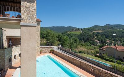 Gaiole Apartment: Cielo, Planta, Agua, Propiedad, Edificio, Azur, Piscina, Árbol, Ocio, Pared