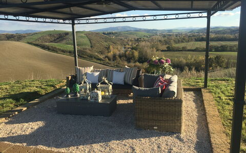 Villa Barbara: Paisaje, Maceta, Suelo, Sombra, Mesa Al Aire Libre, Jardín, Paisajismo, Mueble Para Exteriores, Yarda, Planta De Casa