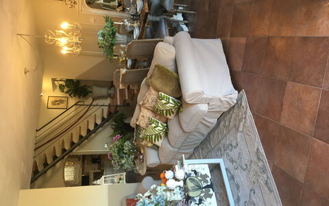 Villa Barbara: Diseño De Interiores, Pared, Escalera, Planta De Casa, Moldura, Balcón, Diseño Floral, Balaustre