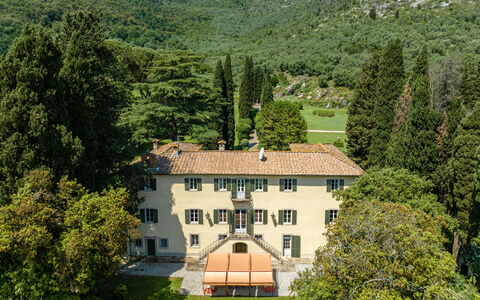 Villa de Ranieri: Propiedad, Edificio, Naturaleza, Ventana, Paisaje Natural, Árbol, Vegetación, El Terreno Del Lote, Casa, Biome