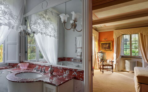 Villa de Ranieri: Mueble, Diseño De Interiores, Encendiendo, Habitación, Techo, Suelo, Tratamiento De La Ventana, Silla, Cortina, Lámpara