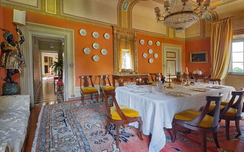 Villa de Ranieri: Habitación, Propiedad, Edificio, Diseño De Interiores, Restaurante, Comedor, Mesa, Mueble, Bienes Raíces, Techo