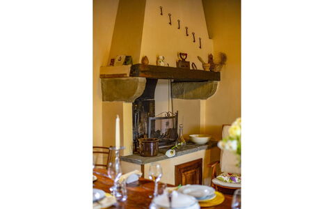 Collina dei Fiori: Diseño De Interiores, Mueble, Encendiendo, Habitación, Manchas De Madera, Lámpara, Marco, Mostrador, Silla, Lámpara