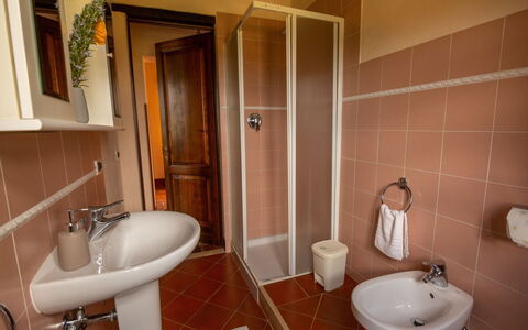 Collina dei Fiori: Baño, Propiedad, Habitación, Baño, Pared, Arreglo De Tubería, Loseta, Asiento Del Baño, Lavabo Del Baño, Suelo