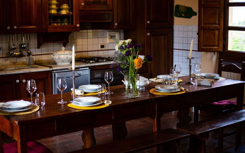 Collina dei Fiori: Mostrador, Habitación, Mueble, Cocina, Propiedad, Gabinetes, Diseño De Interiores, Mesa, Comedor, Casa