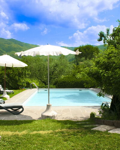 Collina dei Fiori: Piscina, Colina, Mueble Para Exteriores, Cordillera, Ocio, Eco Hotel, Paraguas, Recurso, Jardín, Sombra