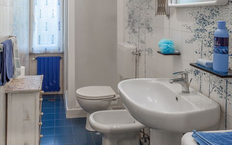 Casa Mary - Levanto: Arreglo De Tubería, Baño, Piso, Lavabo Del Baño, Diseño De Interiores, Lavabo, Suelo, Asiento Del Baño, Grifo, Baño