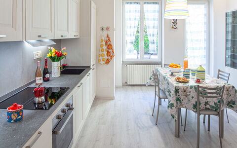 Casa Mary - Levanto: Mueble, Cocina, Diseño De Interiores, Mostrador, Piso, Madera, Aparato De Cocina, Suelo, Casa, Mesa