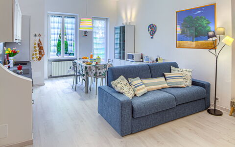 Casa Mary - Levanto: Mueble, Diseño De Interiores, Sofá, Piso, Suelo, Habitación, Madera, Mesa, Sala, Techo